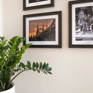 Belvárosi szoba képekkel a falon