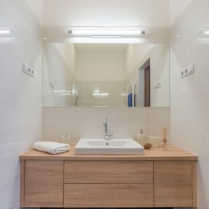 A fürdőszoba kialakítása, hatalmas tükörrel